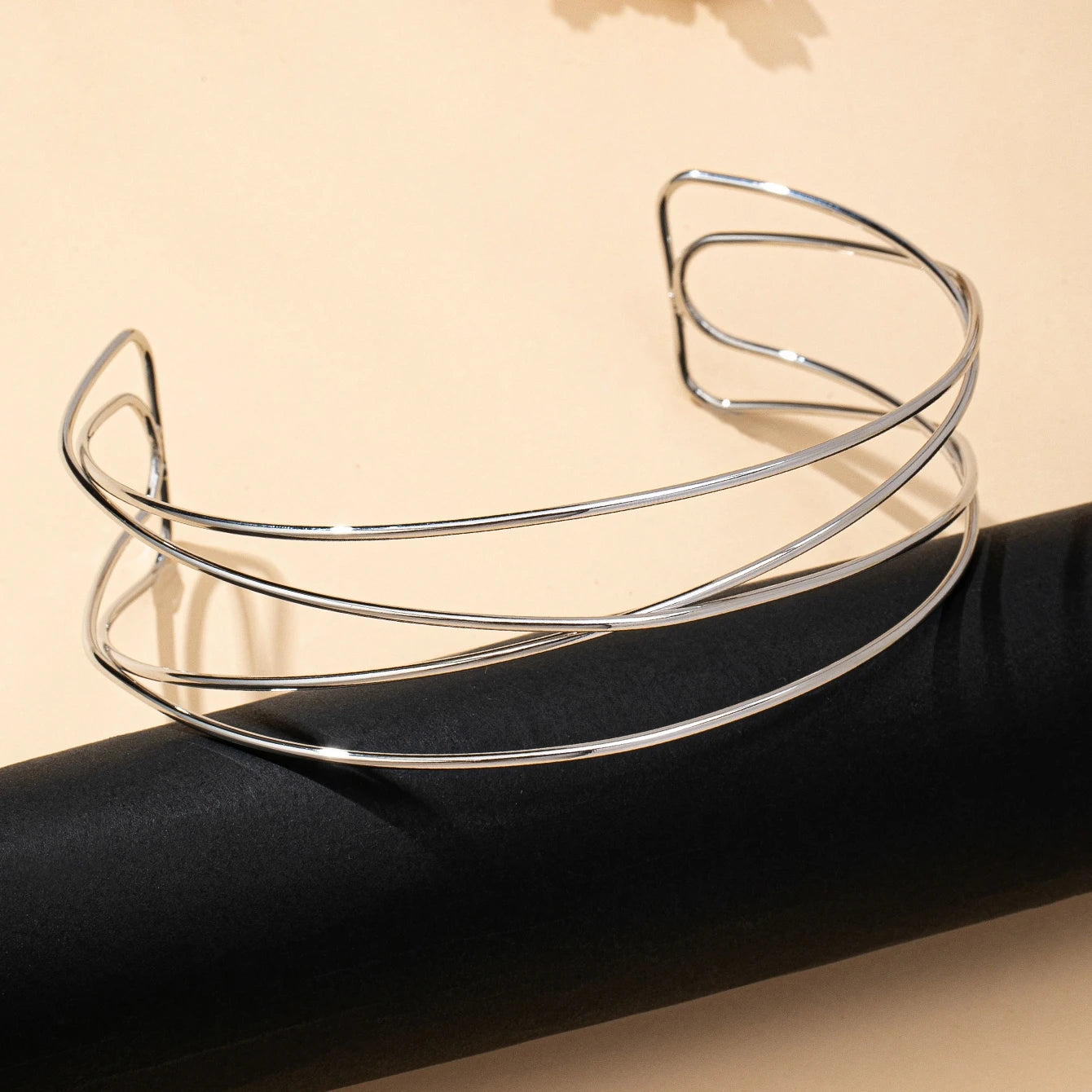 A Women's Necklace with Simple Lines and a Stylish Design, Suitable for Daily Wear and Parties