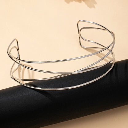 A Women's Necklace with Simple Lines and a Stylish Design, Suitable for Daily Wear and Parties