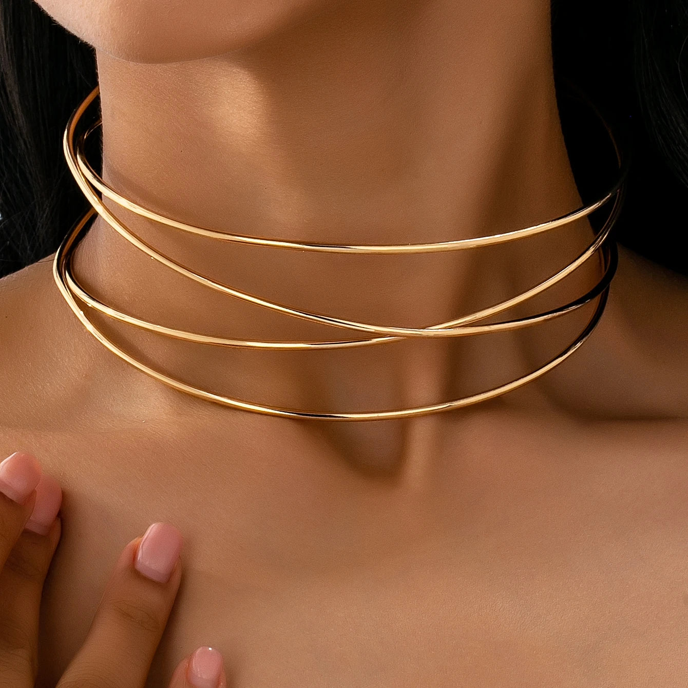 A Women's Necklace with Simple Lines and a Stylish Design, Suitable for Daily Wear and Parties